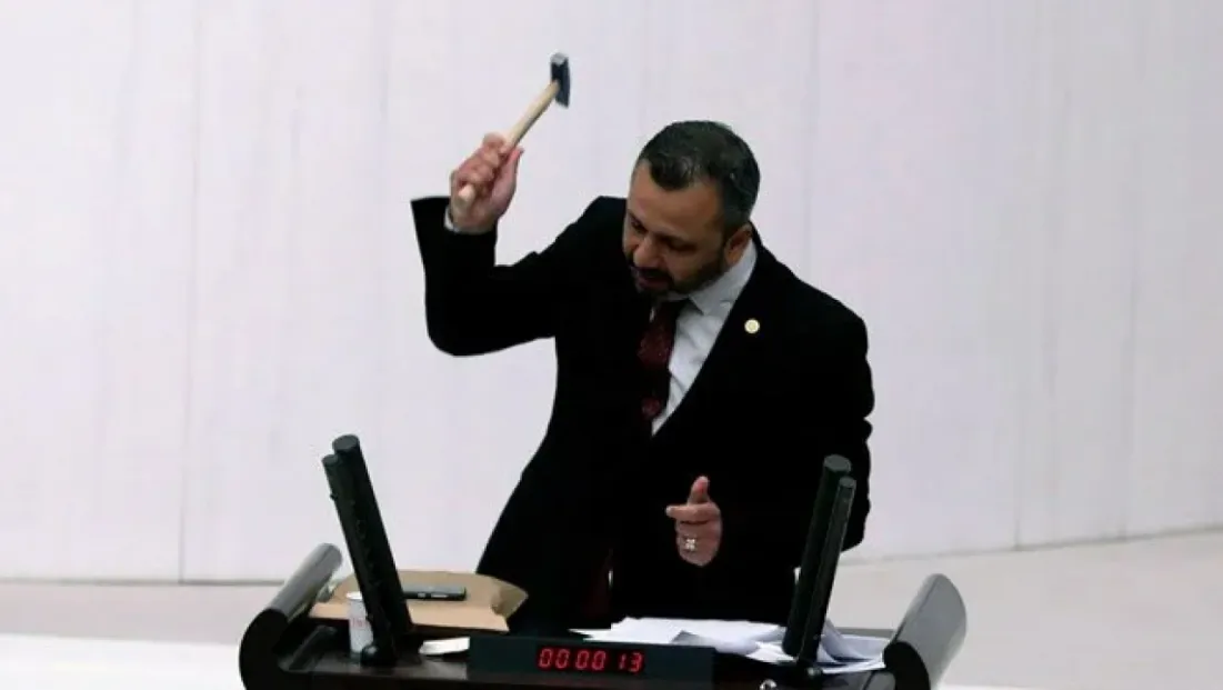 Meclis kürsüsünde çekiçli eylemin cezası belli oldu