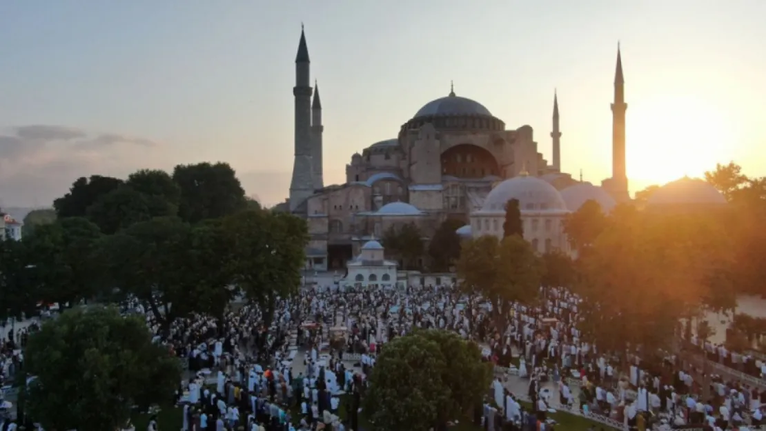 Ayasofya bayram namazında doldu taştı