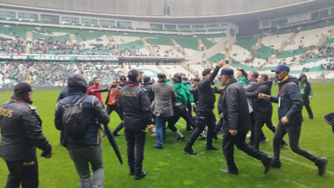 Bursaspor-Amedspor maçı öncesi futbolcular birbirine girdi