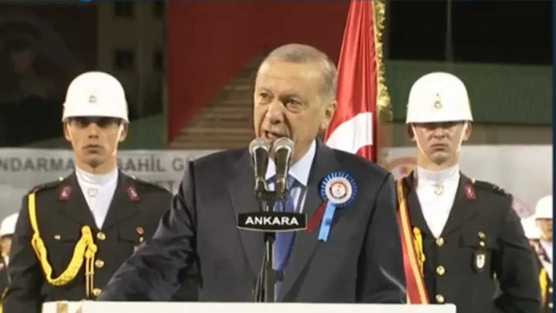 Cumhurbaşkanı Recep Tayyip Erdoğan, Jandarma ve Sahil Güvenlik Akademisi Subay ve Astsubay Öğrencileri Mezuniyet Töreni'ne katıldı. Cumhurbaşkanı Erdoğan, 'Türkiye'yi mülteci akınıyla köşeye sıkıştırma çabalarını boşa çıkarıyoruz. Kaçak olarak ülkede bulu