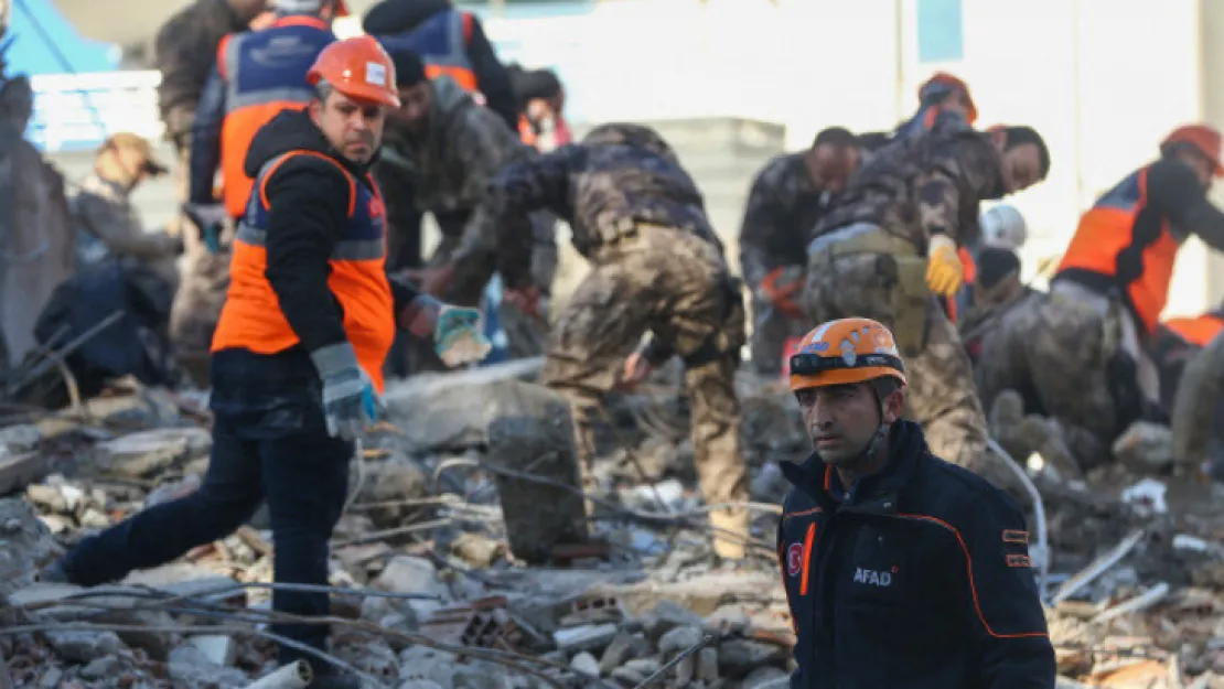 Deprem bölgelerindeki memurların maaşı erken ödenecek