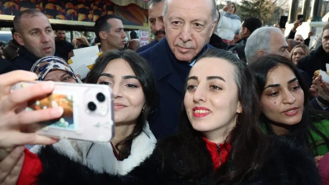 Erdoğan, Sultanahmet'te: Vatandaşların kandilini kutladı