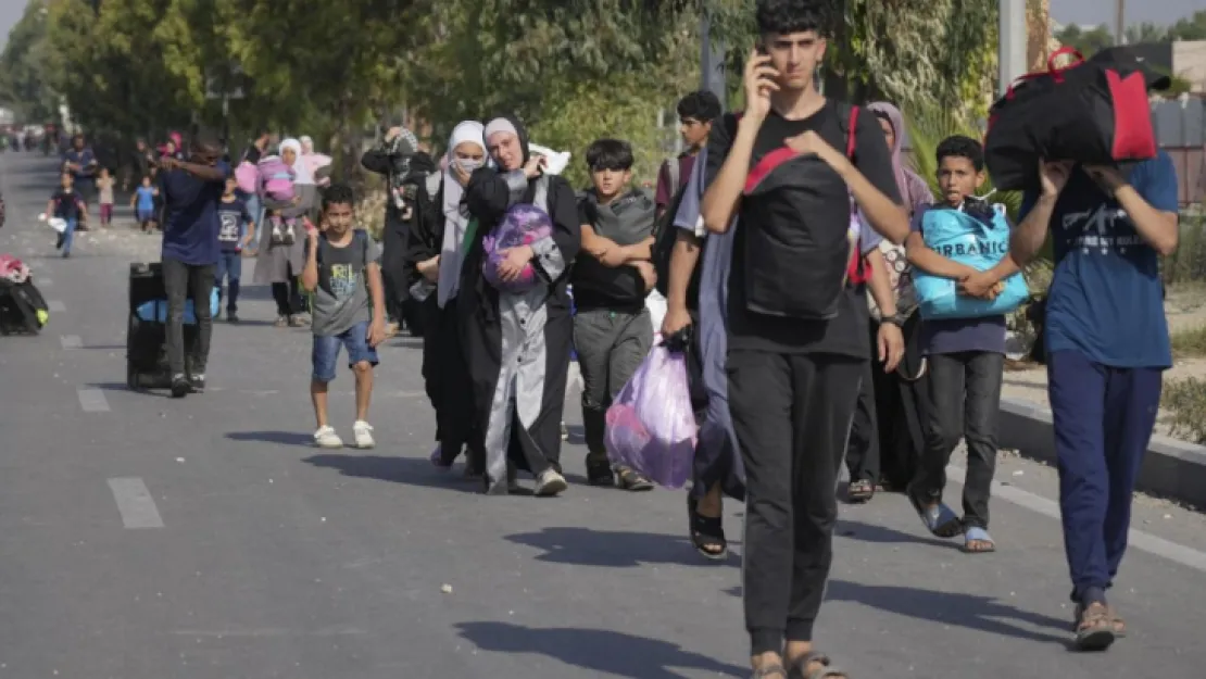 Gazze'de binlerce sivil yerinden edildi