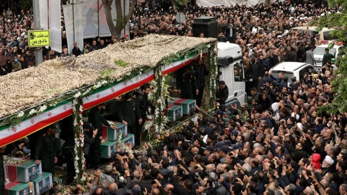 İran Cumhurbaşkanı Reisi, Meşhed'de son yolculuğuna uğurlandı