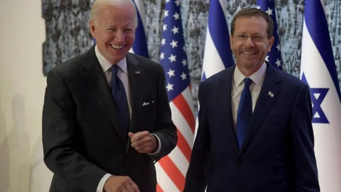 İsrail Cumhurbaşkanı Herzog'la tokalaşan Joe Biden, boşluğu da es geçmedi