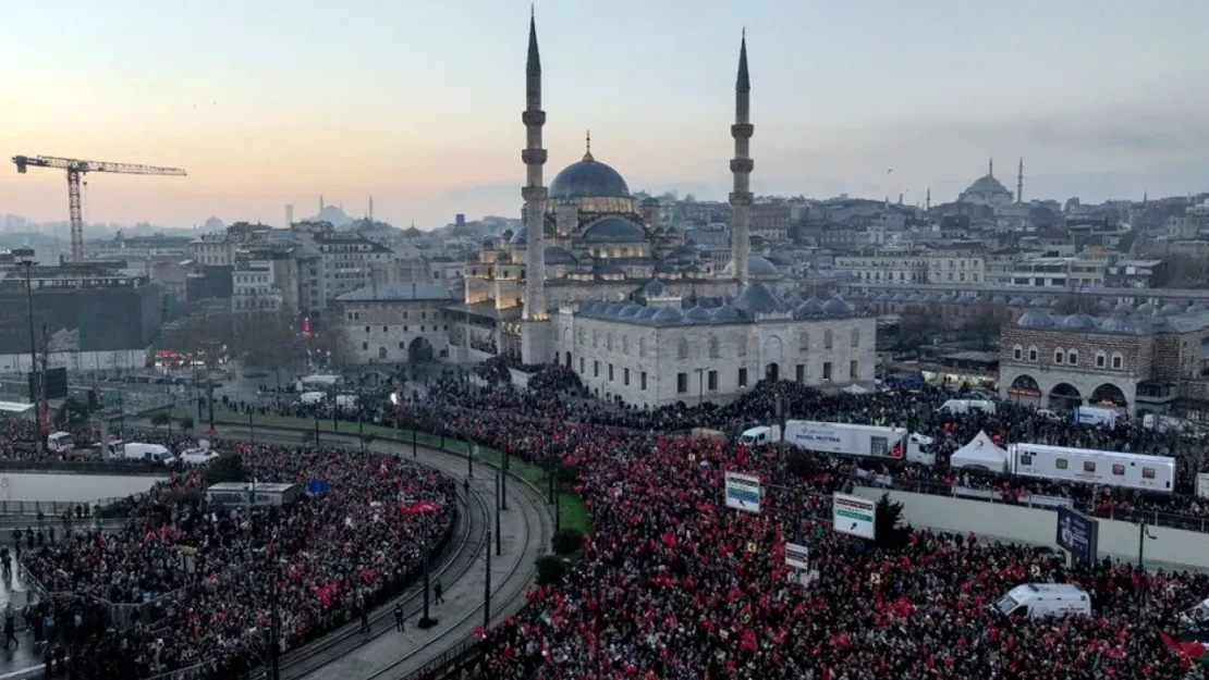 İstanbul'da tarihi buluşma: Binlerce kişi Galata Köprüsü'nde buluştu