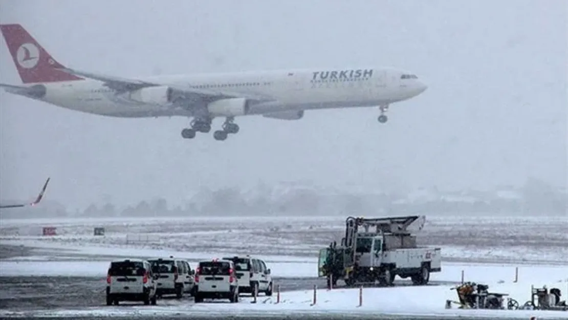 İstanbul'da uçuşlara fırtına engeli!