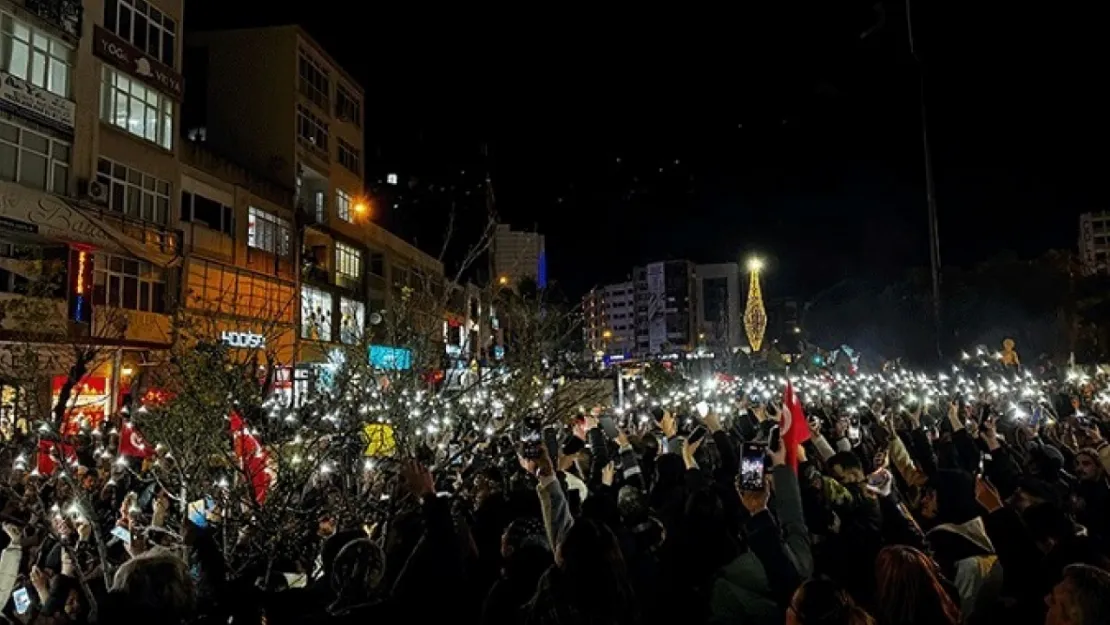 İzmir'de öğrencilerden İmamoğlu'na destek