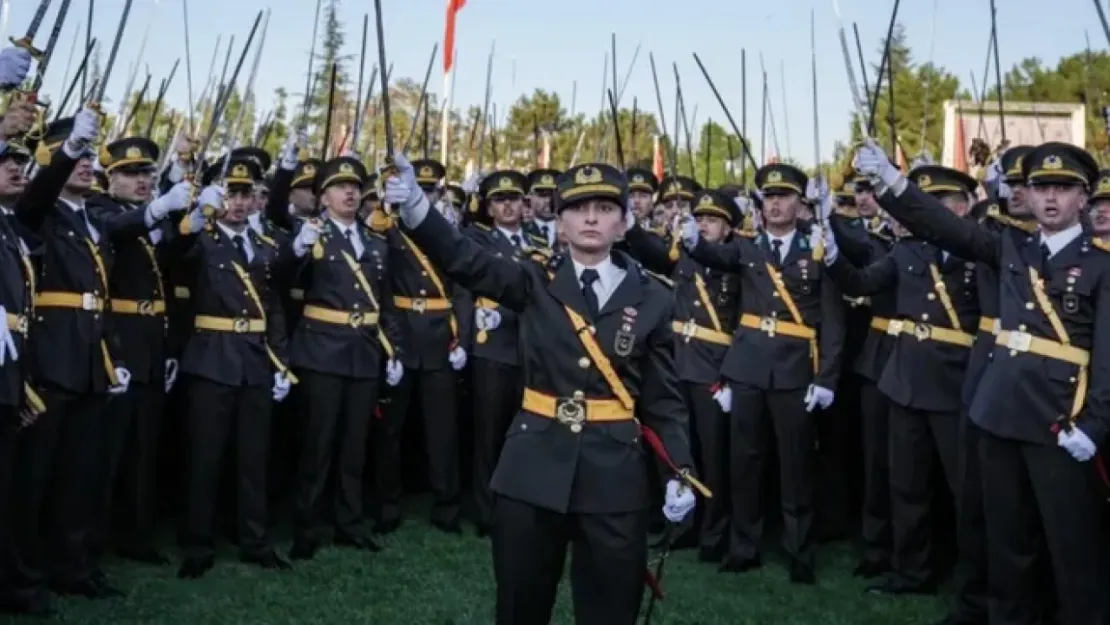 Kılıçlı teğmenler savunmalarını yapıyor