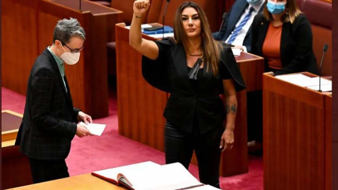 Kraliçeye  Sömürgeci Diyen Kadın