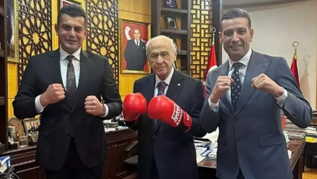 MHP lideri Devlet Bahçeli'den 'boks eldivenli' poz