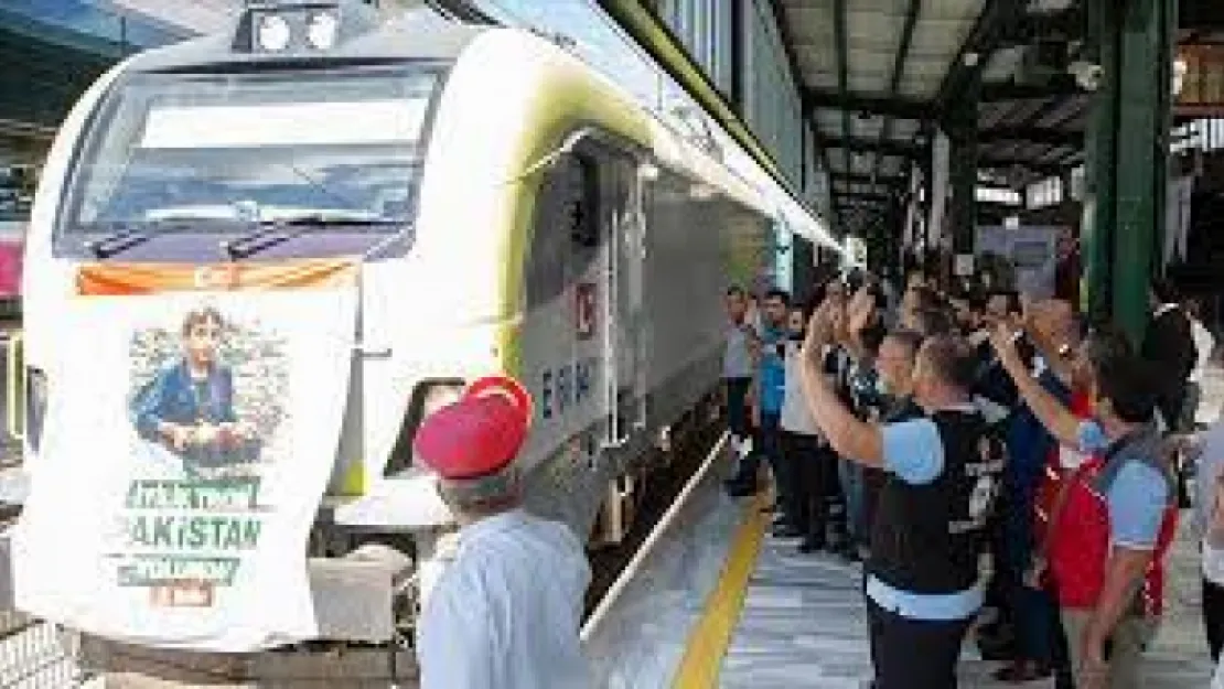 Pakistan'a yardım malzemesi taşıyan 'İyilik Treni' Kocaeli'den uğurlandı