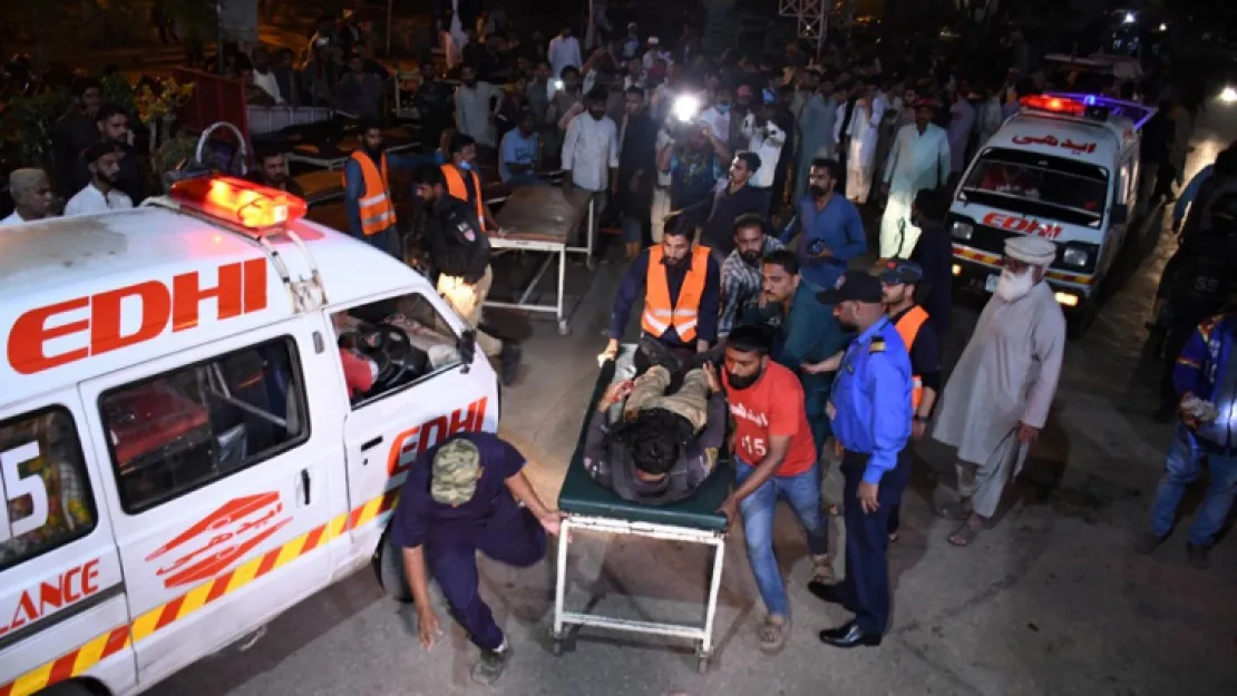 Pakistan'da emniyet müdürlüğüne saldırı 4 ölü
