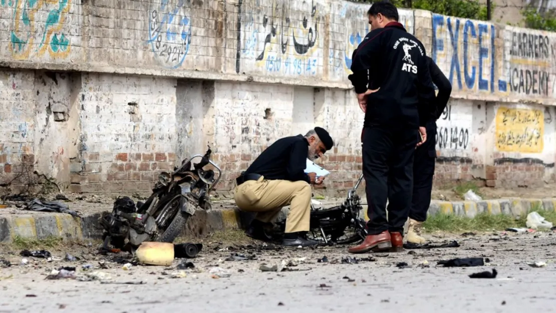 Pakistan'da karakola intihar saldırısı: 7 kişi öldü
