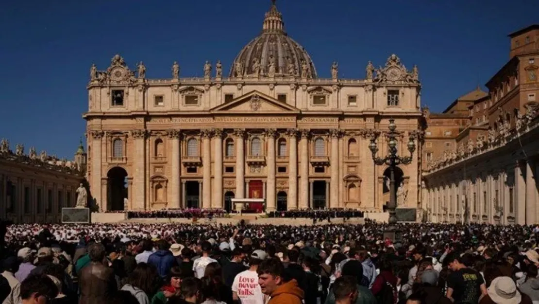 Papa Francis, son yolculuğuna uğurlanıyor