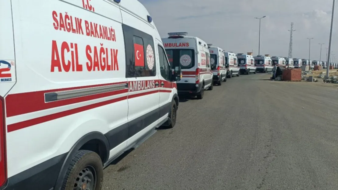 Türkiye'nin gönderdiği ambulanslar Refah Sınır Kapısı'na gidiyor