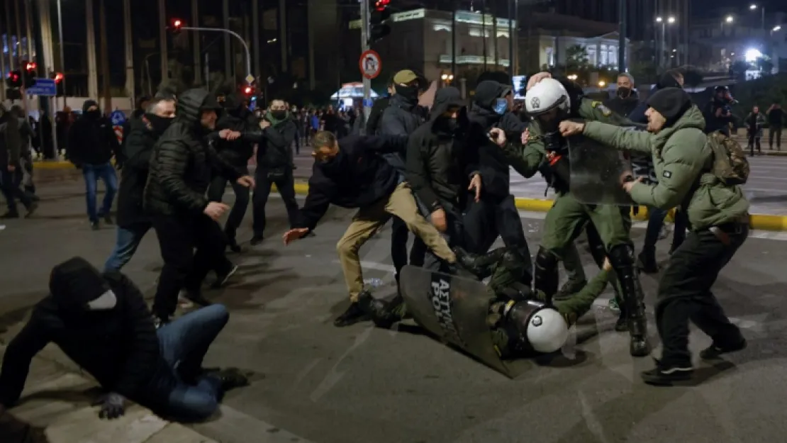 Yunanistan'da tren kazası sonrası tansiyon yüksek: Polis ve göstericiler arasında çatışma