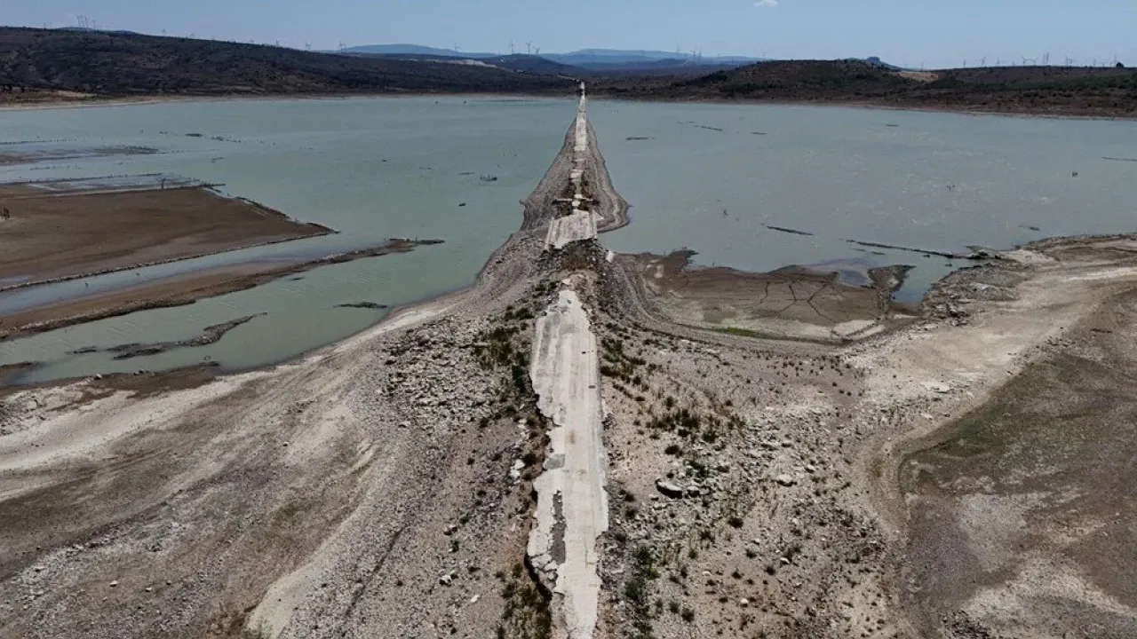Barajda su seviyesi düştü: Eski kara yolu ortaya çıktı