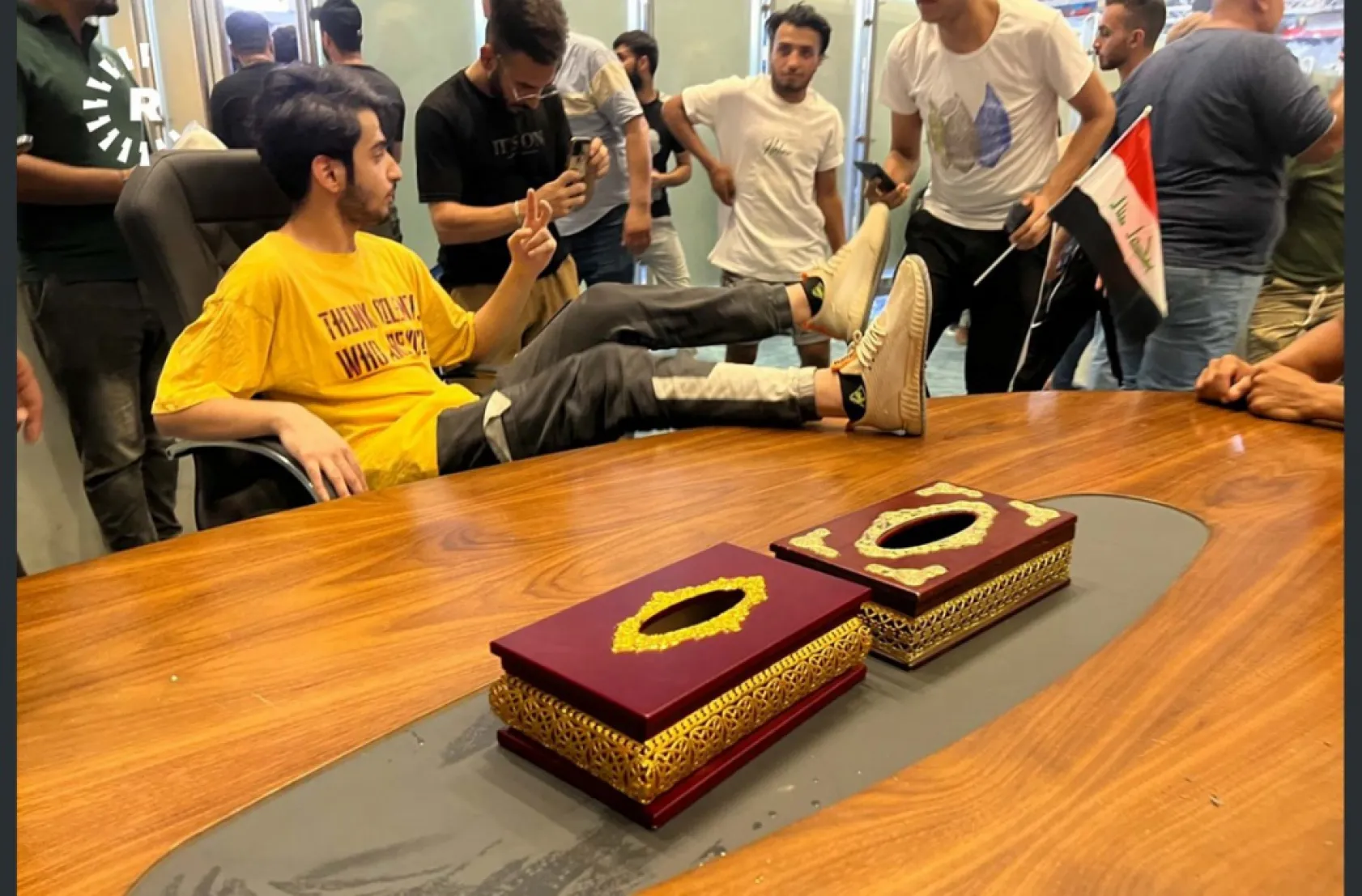 Irak'ta Parlamentoyu Bastılar, Selfie Bile Çekindiler