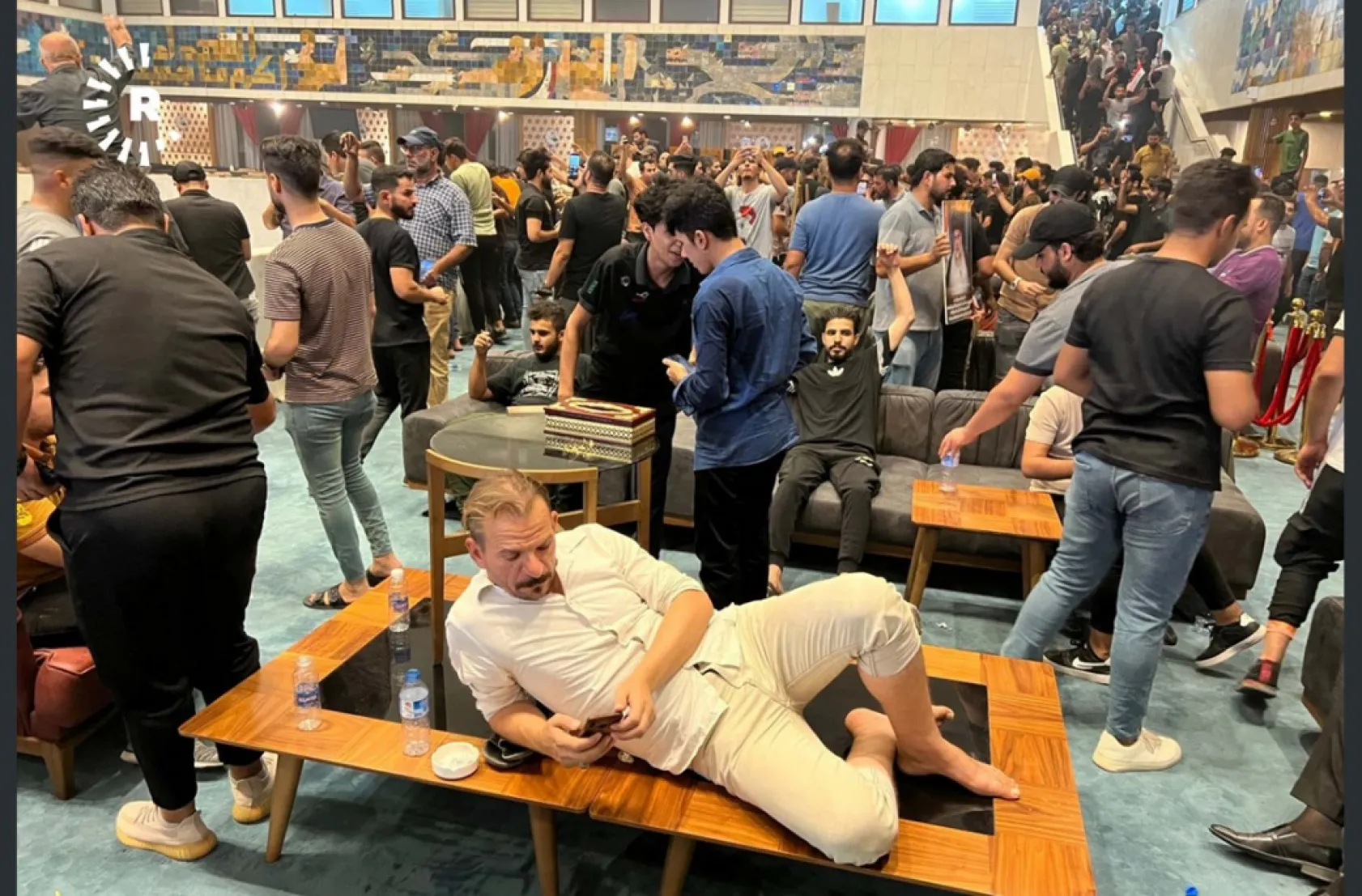 Irak'ta Parlamentoyu Bastılar, Selfie Bile Çekindiler