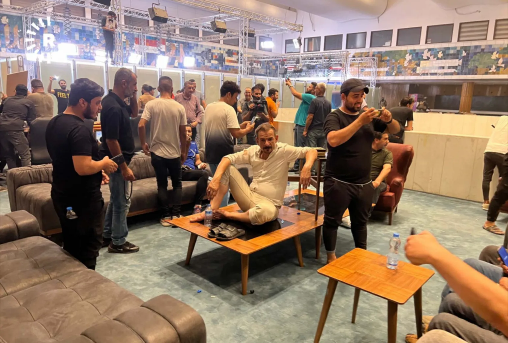 Irak'ta Parlamentoyu Bastılar, Selfie Bile Çekindiler