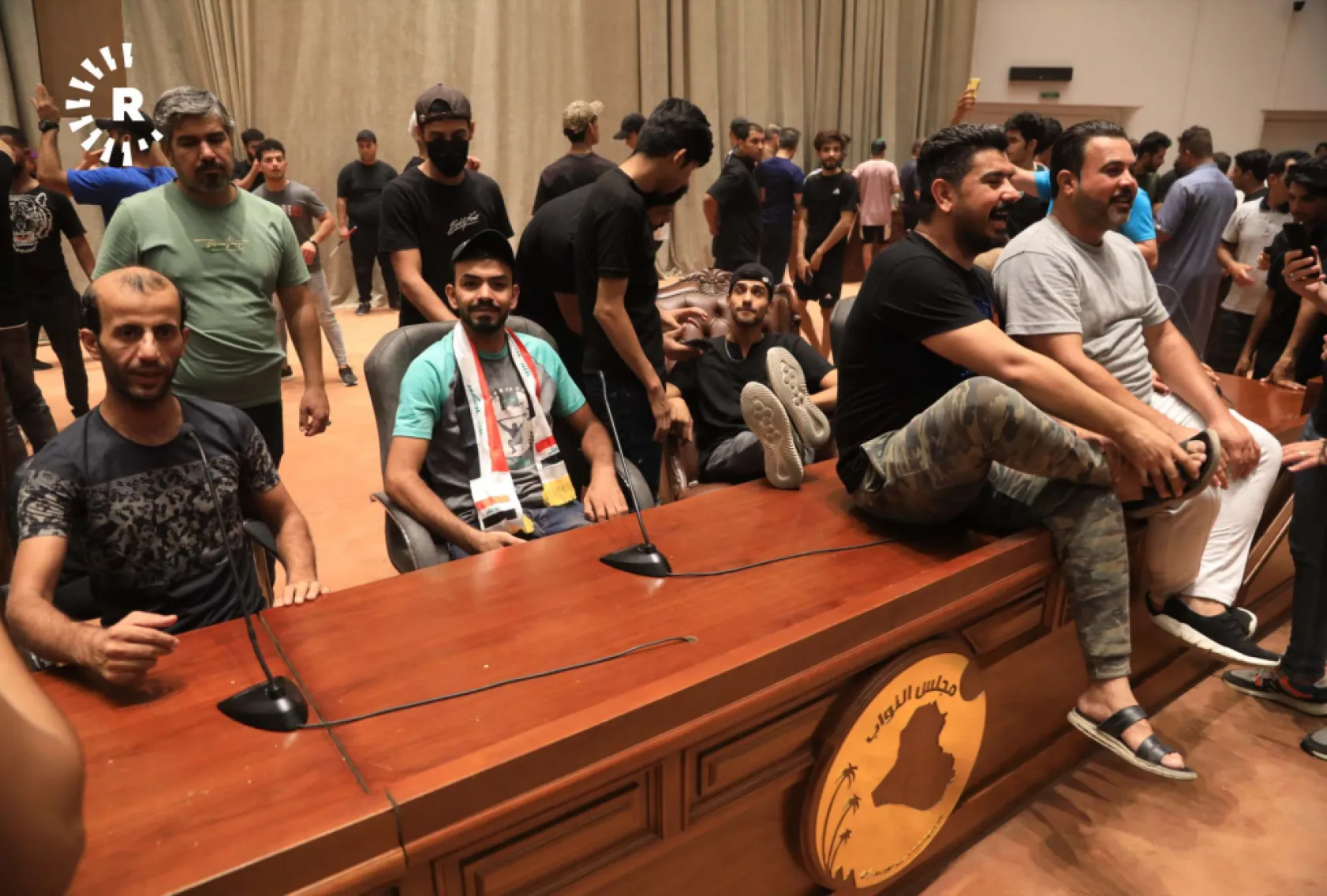 Irak'ta Parlamentoyu Bastılar, Selfie Bile Çekindiler