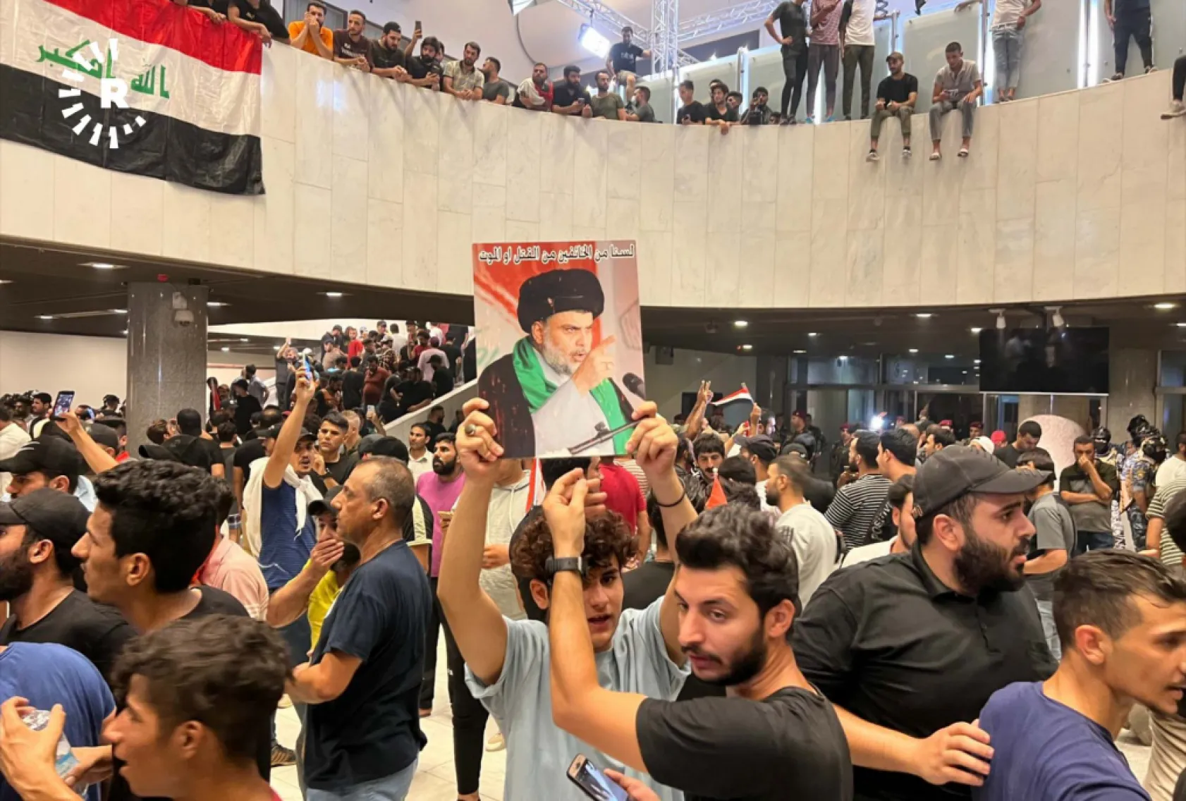 Irak'ta Parlamentoyu Bastılar, Selfie Bile Çekindiler