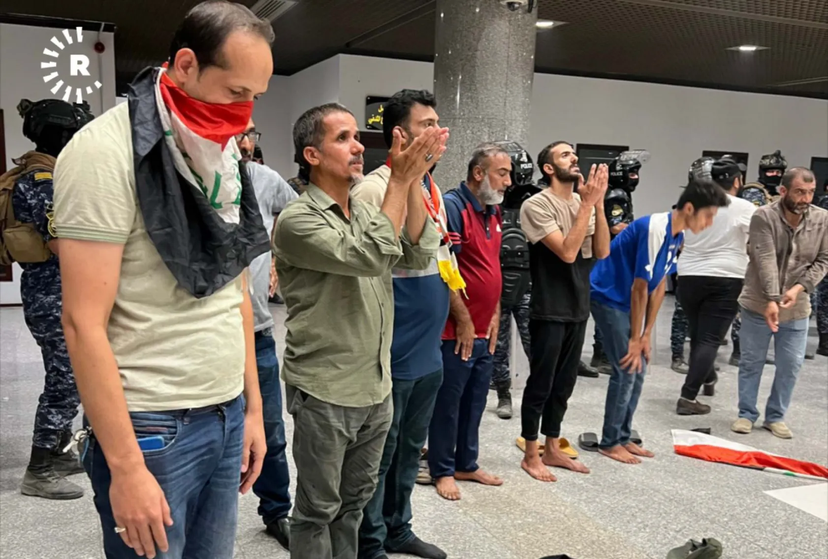 Irak'ta Parlamentoyu Bastılar, Selfie Bile Çekindiler