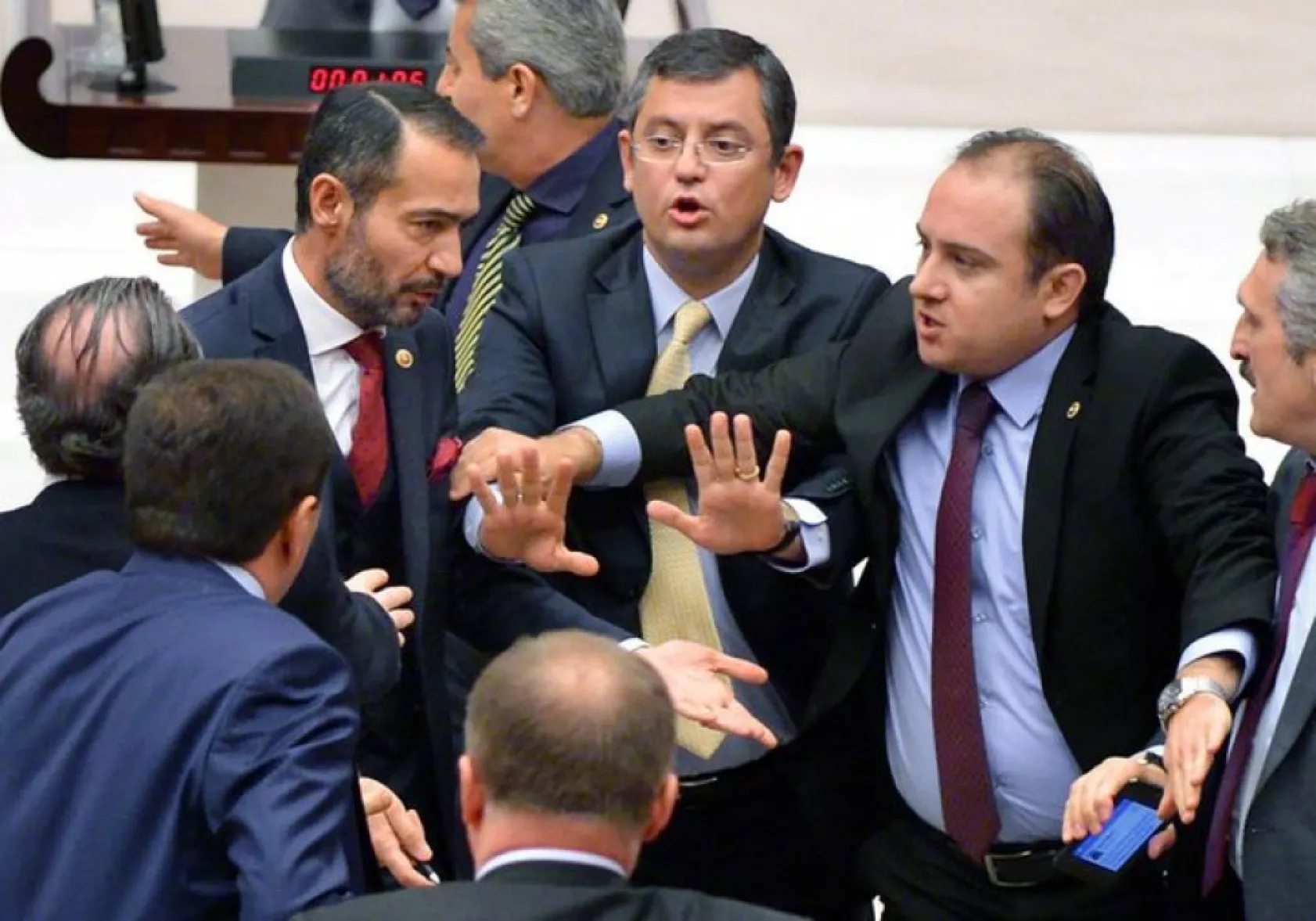 Dünden bugüne Özgür Özel