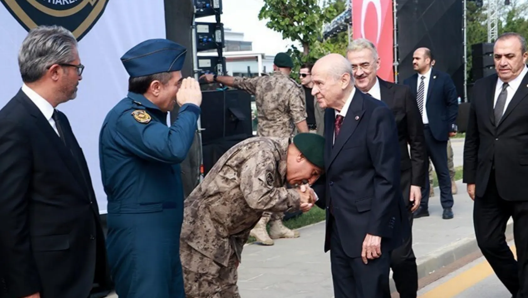 Bahçeli'nin fotoğrafına CHP'den tepki geldi