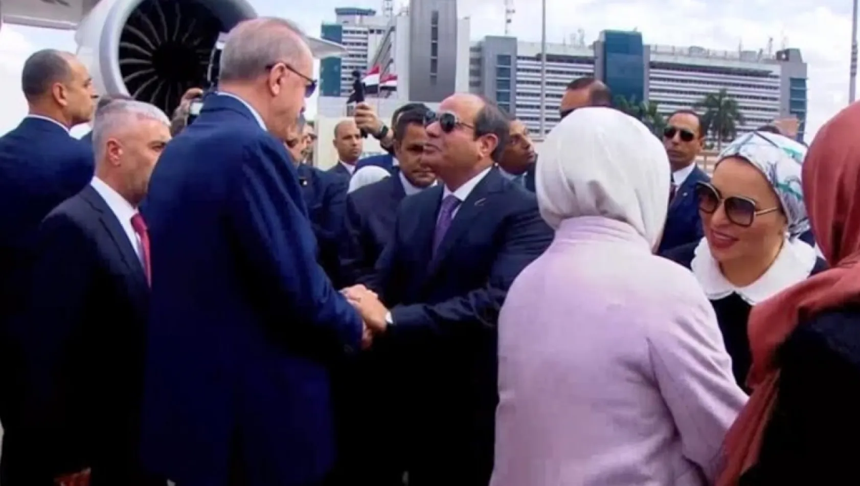 Erdoğan 12 yıl sonra Kahire'de! Sisi havaalanında karşıladı
