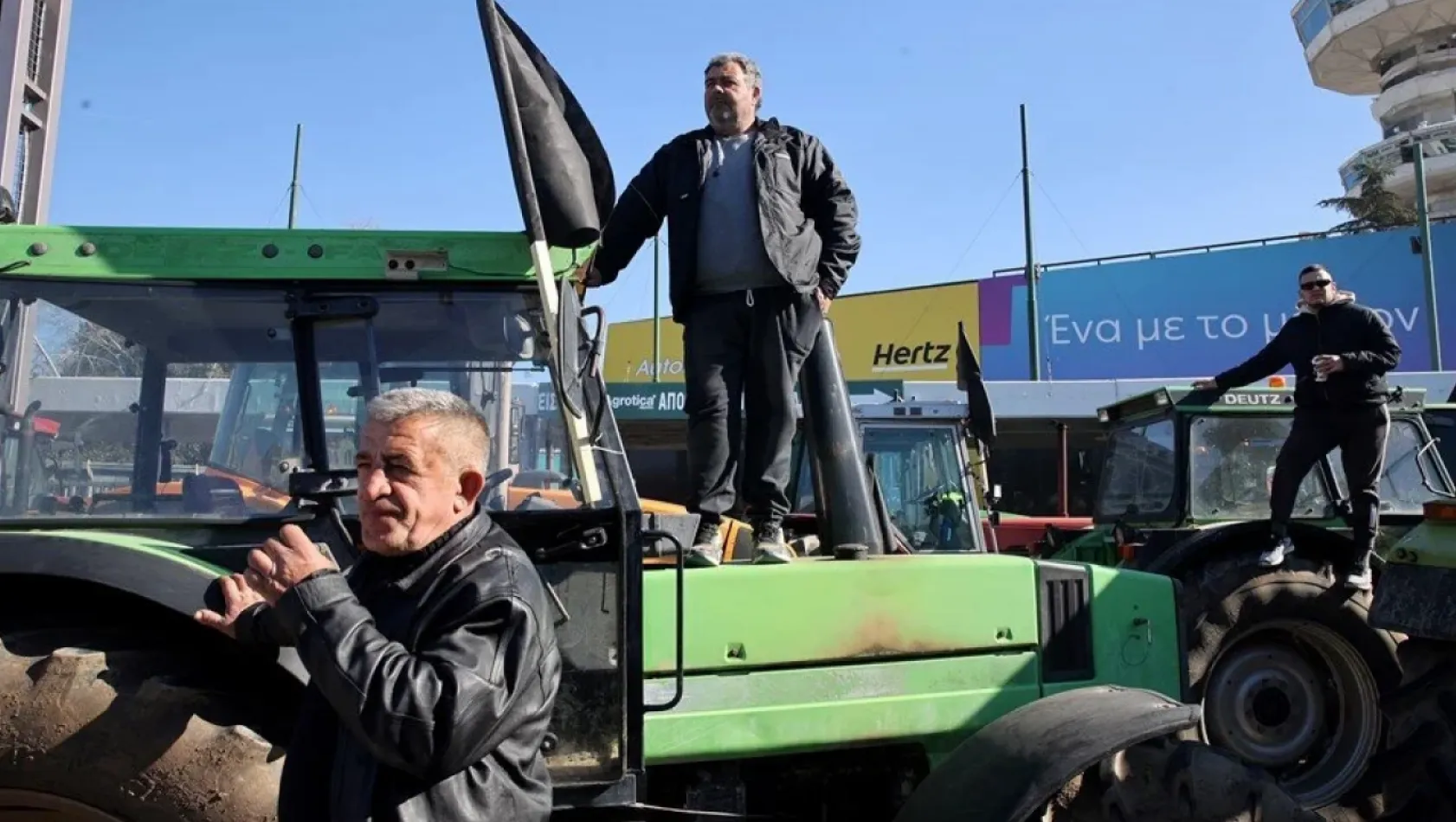 Yunanistan'da çiftçiler traktörleriyle eylem yaptı