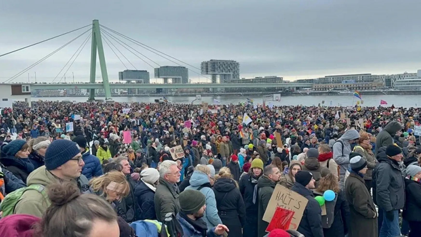 Almanya'da yüz binlerce kişi aşırı sağa karşı gösteri yaptı