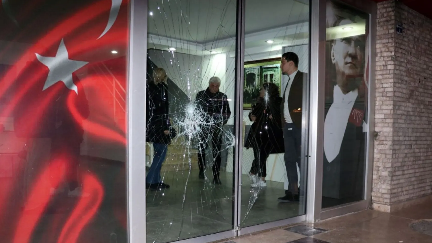 Antalya'da CHP il binasına taşlı saldırı