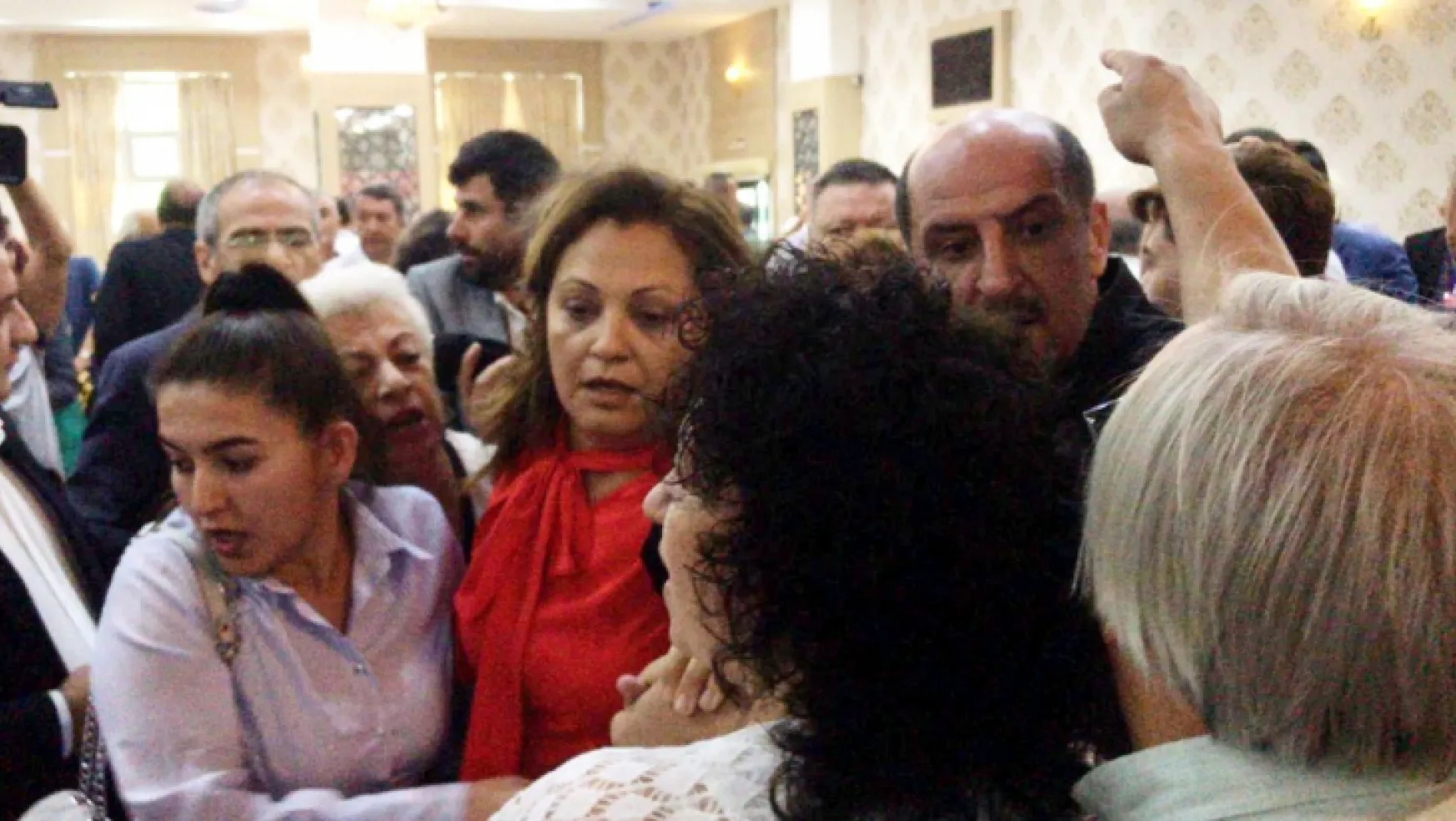 CHP Milletvekili Burcu Köksal kongrede bayıldı