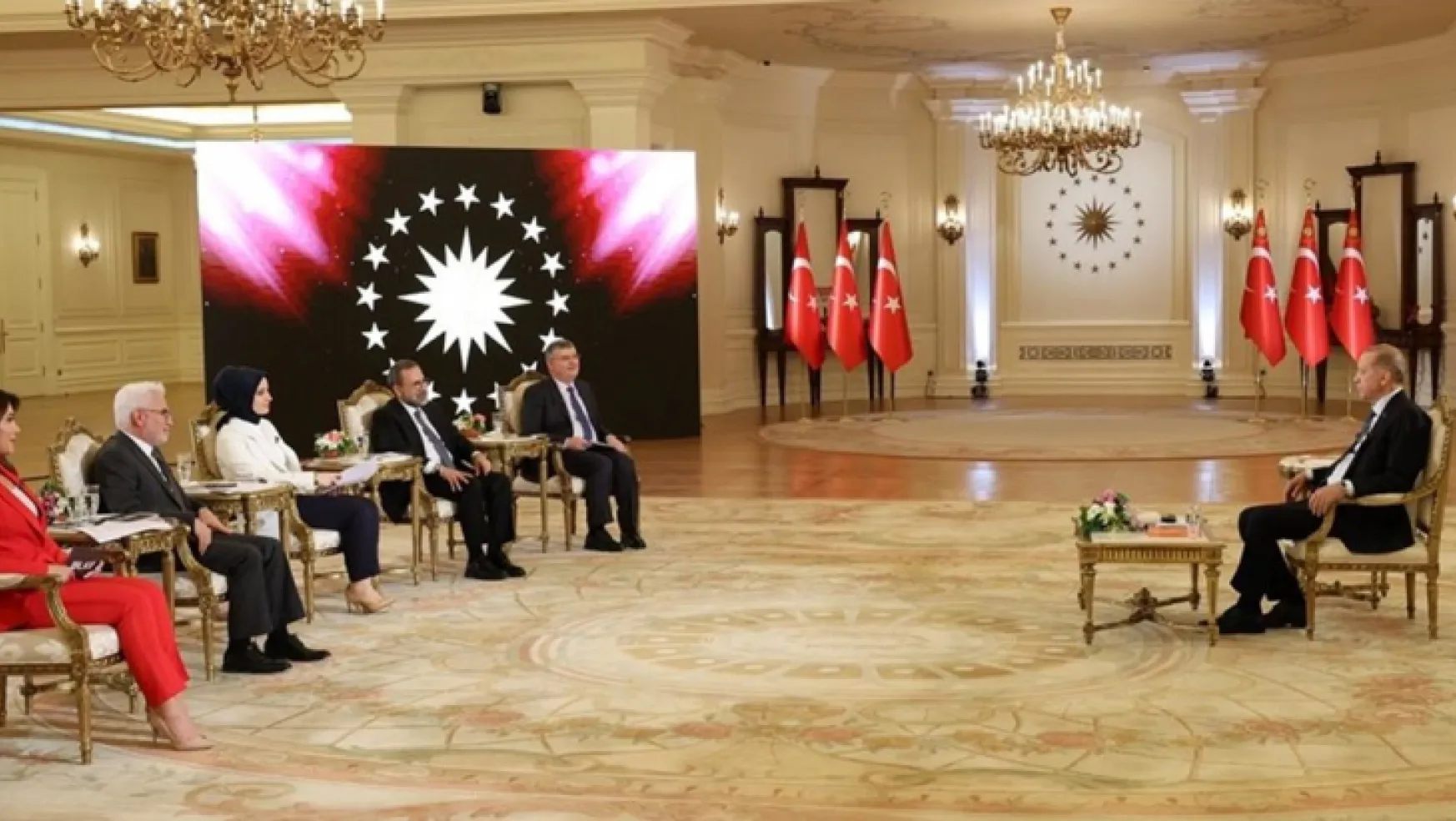 Cumhurbaşkanı Erdoğan, canlı yayında kısa süreli rahatsızlandı: Liderlerden geçmiş olsun mesajları