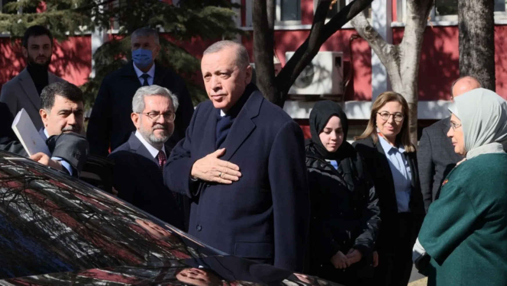 Cumhurbaşkanı Erdoğan, enkazdan 248. saatte kurtarılan Aleyna Ölmez'i ziyaret etti