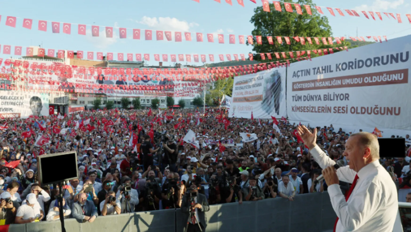 Erdoğan: Hesap vermekten paçalarını kurtaramayacaklar