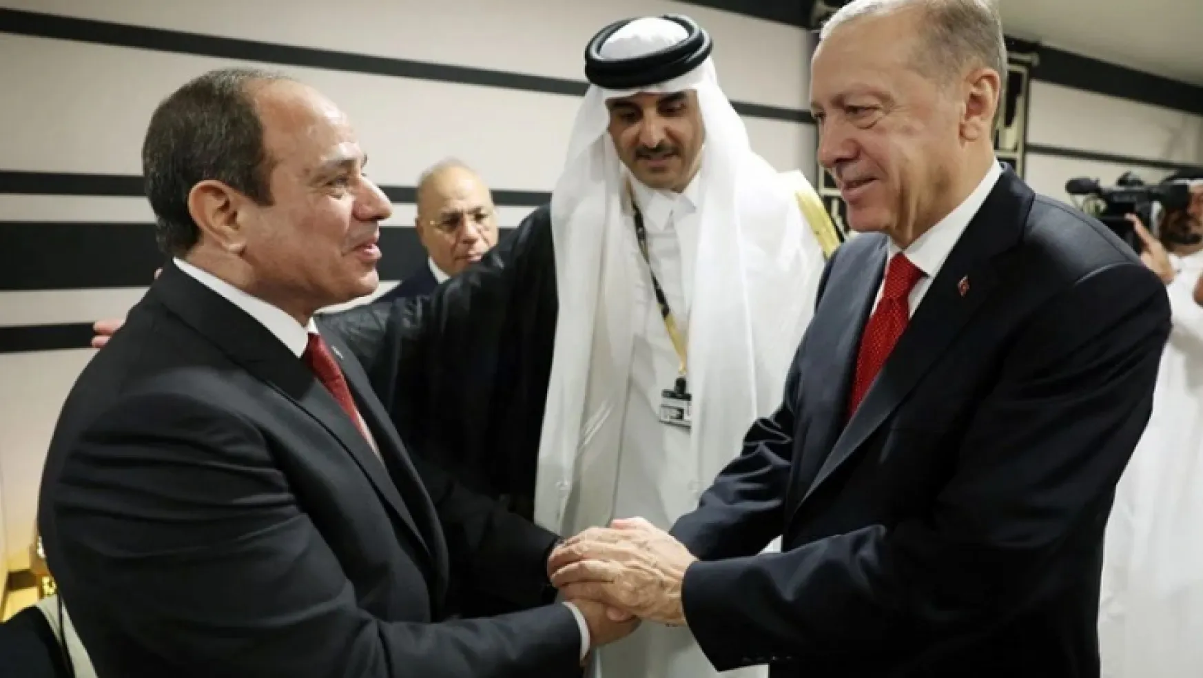 Erdoğan Katar'da Sisi ile görüştü