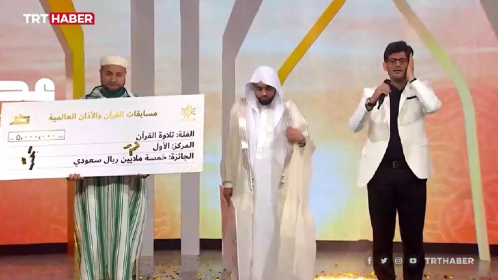 Erdoğan Suudi Arabistan'da 'ezanı güzel okuma' yarışmasında birinci olan Muhsin Kara'yı kutladı