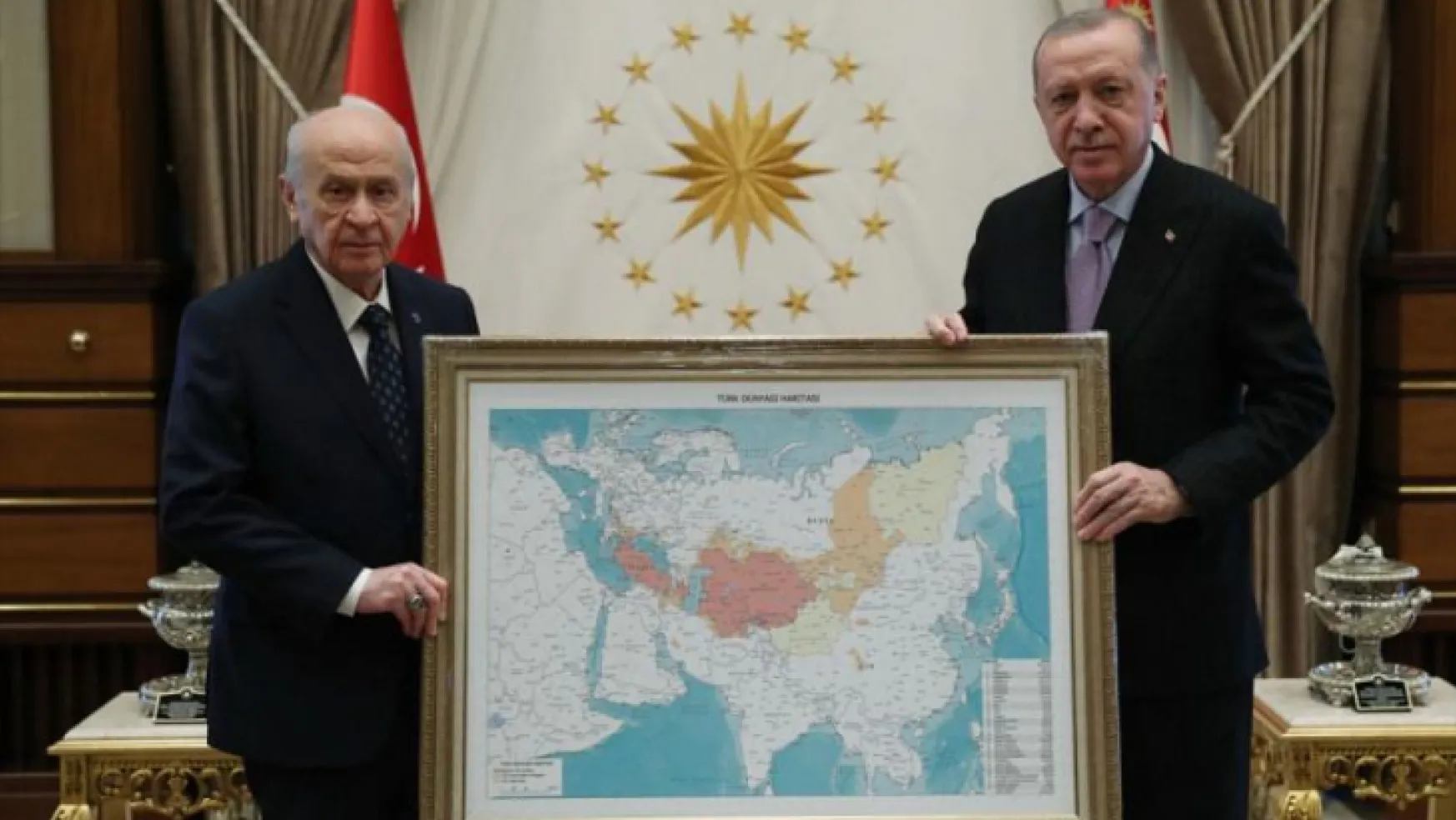 Erdoğan ve Bahçeli'nin poz verdiği harita, Yunan basınını rahatsız etti