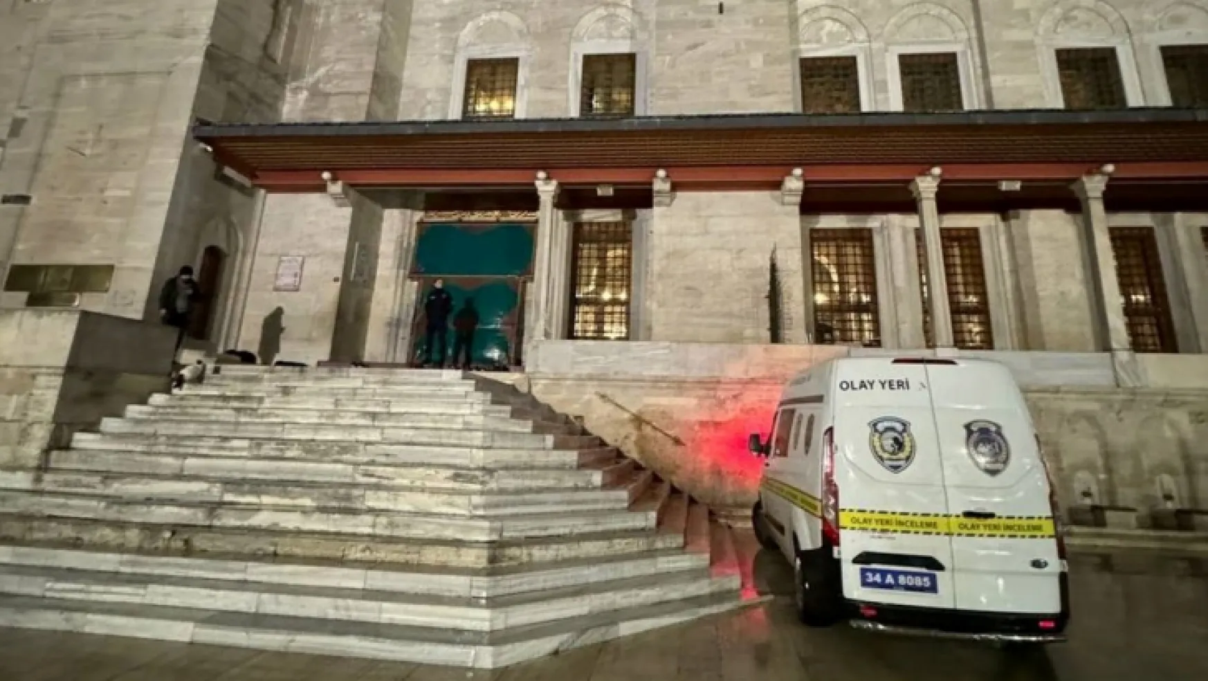 Fatih Camisi'nde bıçaklı saldırı: İmam ve talebesi yaralandı