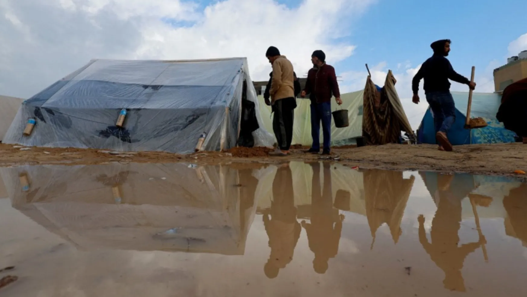 Gazzeliler kışa çadırda girdi: Cebaliye kampı sular altında