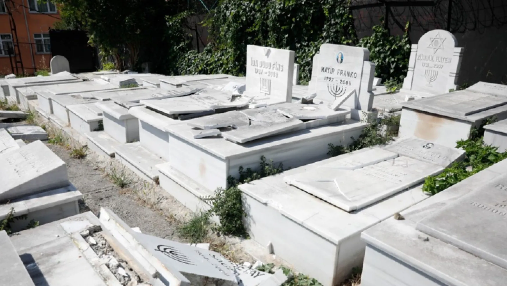 Hasköy Yahudi Mezarlığı'nda mezar taşlarını kırdılar