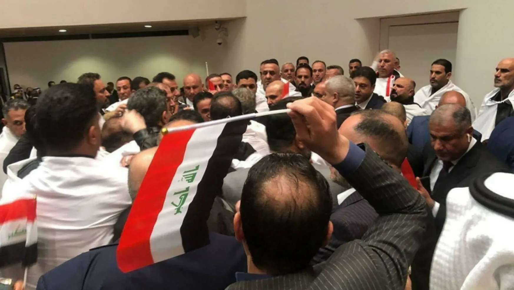 Irak'ta yeni meclisin ilk oturumu olaylı geçti: Vekiller birbirine girdi