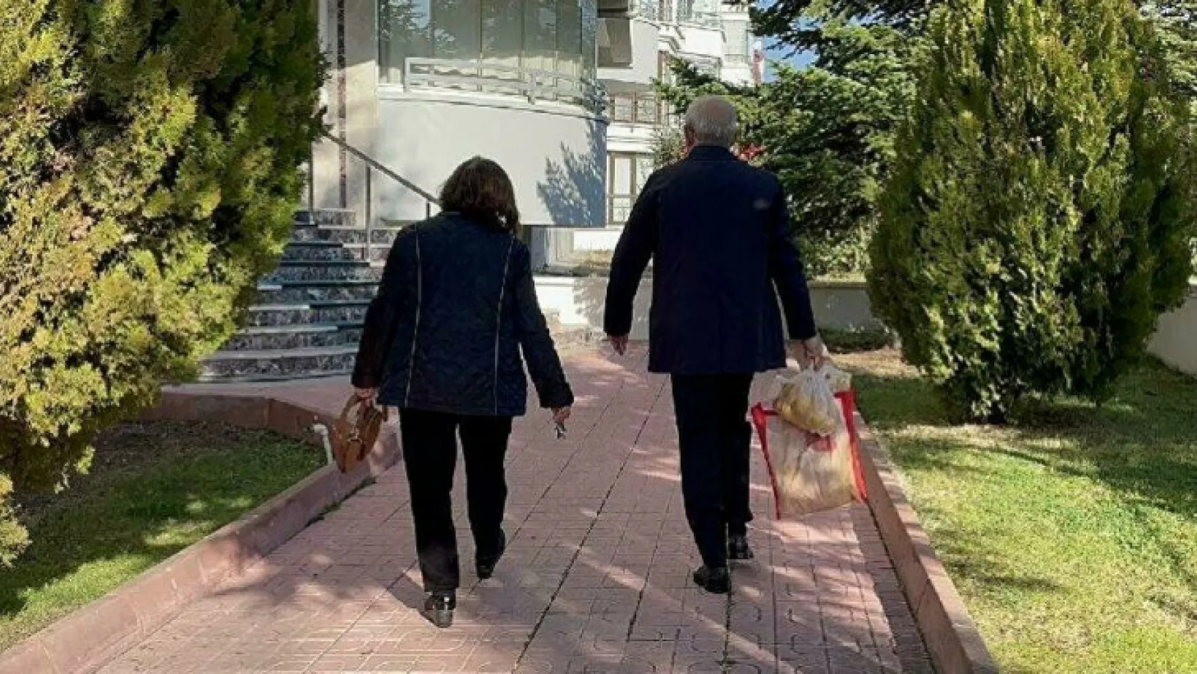 Kılıçdaroğlu eşiyle pazar alışverişi yaptı