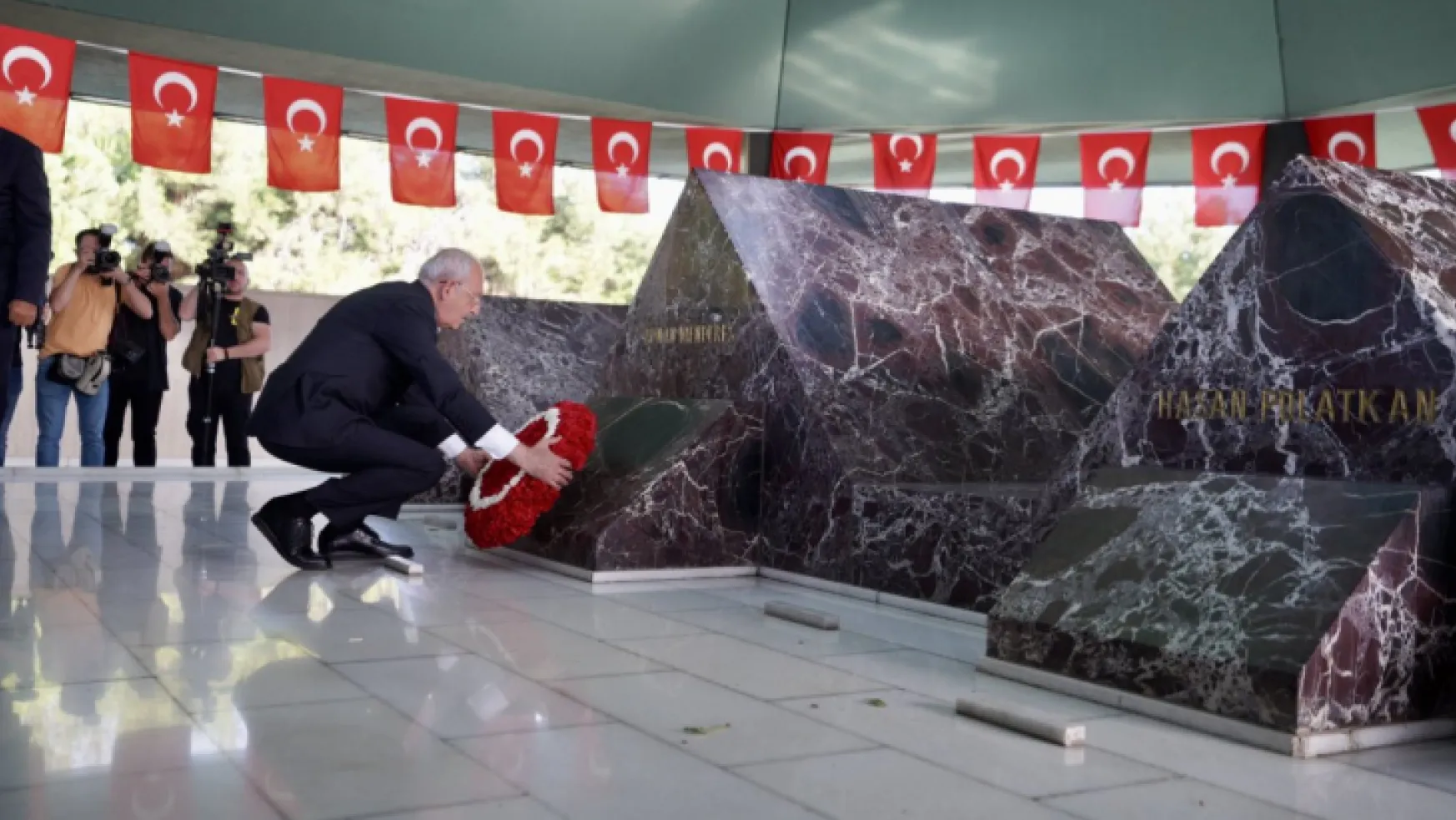 Kılıçdaroğlu Menderes ve  Özal'ın mezarlarını ziyaret etti
