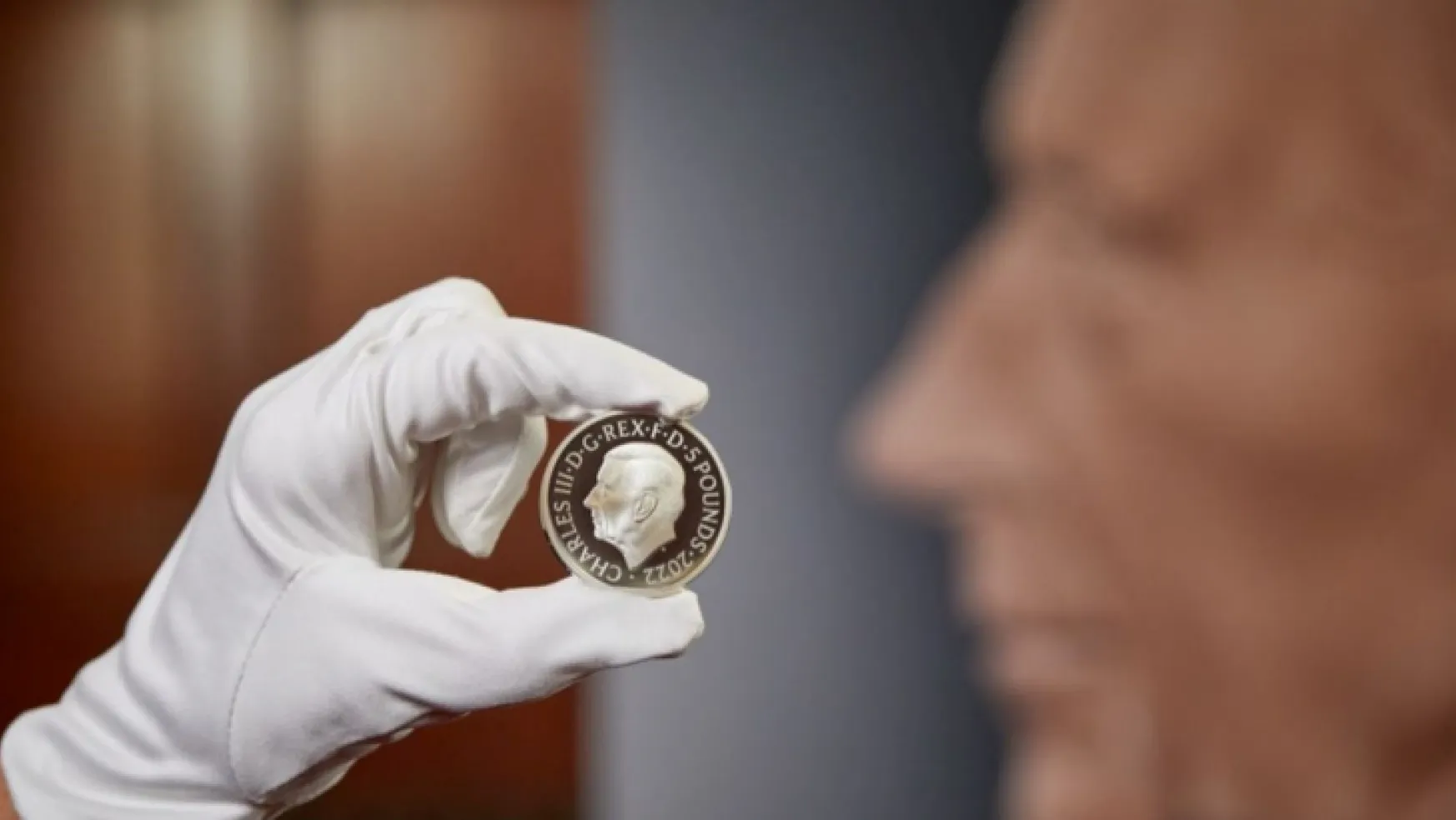 Kral 3. Charles'ın portresinin tasvir edildiği ilk madeni paralar görücüye çıktı