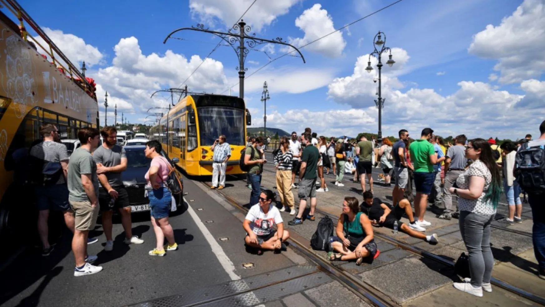 Macaristan'da vergi artışı potestosu: Bini aşkın gösterici köprü kapattı