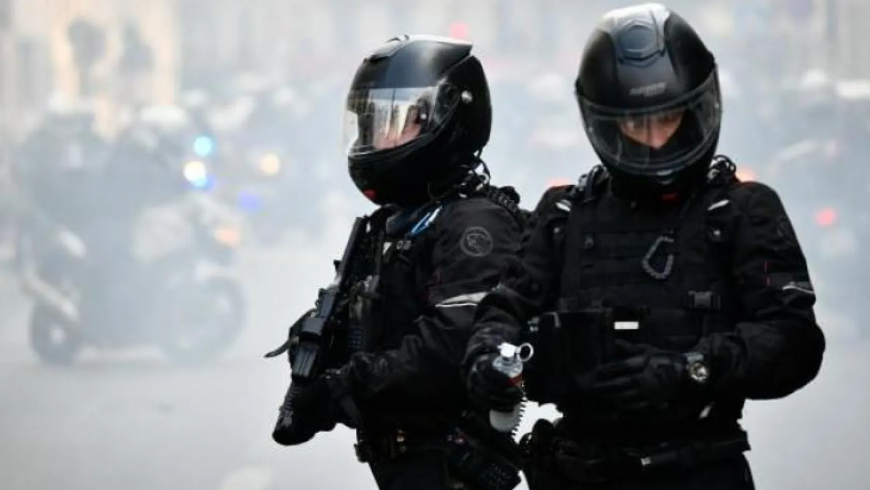 Macron sokaktaki polis sayısını iki katına çıkaracak